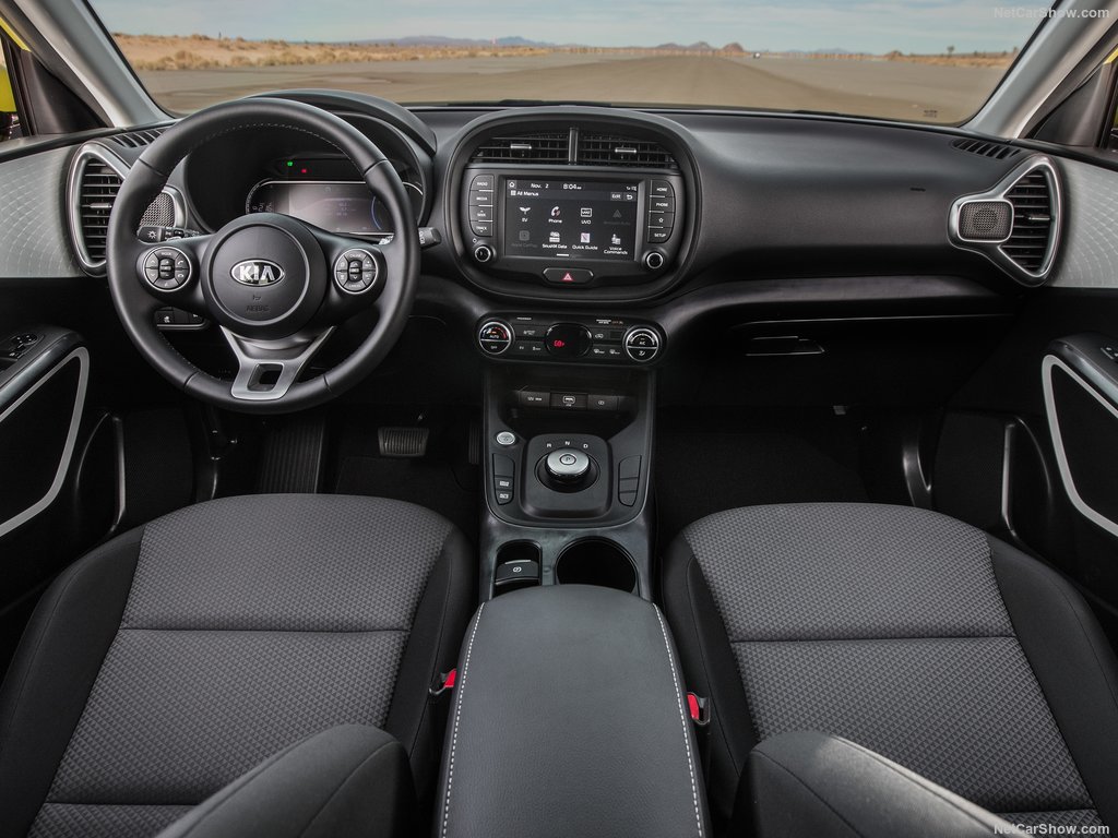 Ποιοτικός πίνακας οργάνων και μεγάλες οθόνες αφής στο εσωτερικό του E-Soul.