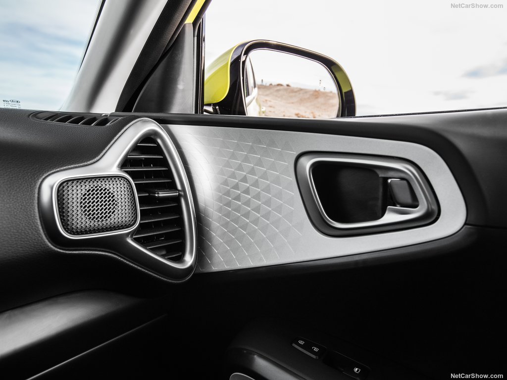 Tα ηχεία παραπέμπουν σε ντισκοτέκ προηγούμενων δεκαετιών.