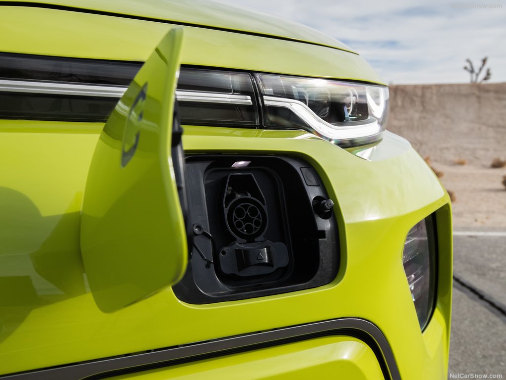 To καλώδιο της πρίζας εφαρμόζει σε ειδική υποδοχή στη μάσκα του αυτοκινήτου.