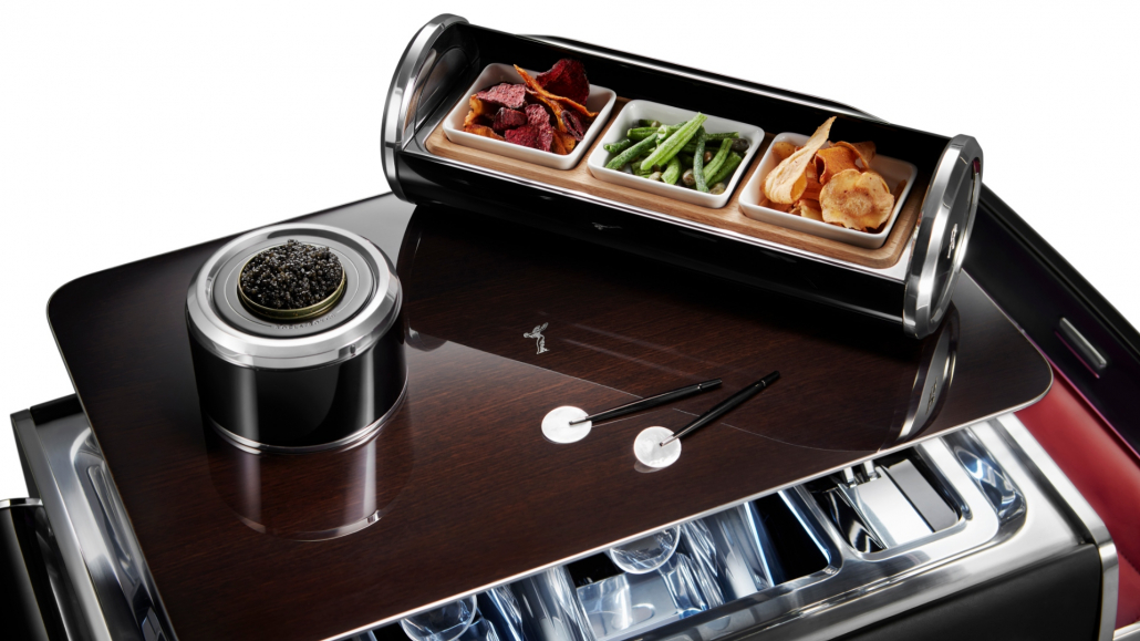 Βασικά υλικά κατασκευής είναι το δέρμα, το ξύλο, αλλά και το ανθρακόνημα.