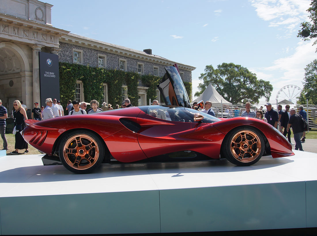 To αμάξωμα έχει κατασκευαστεί από πανάλαφρο και ανθεκτικό ανθρακόνημα.