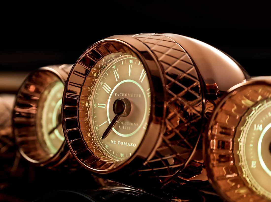 Tα στρογγυλά όργανα παραπέμπουν σε κλασικά supercars.