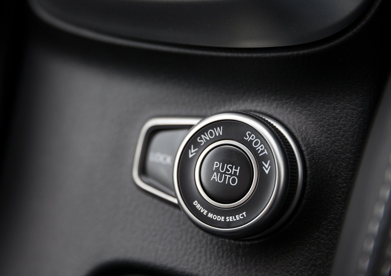 To S-Cross προσφέρεται με πληθώρα συστημάτων υποστήριξης του οδηγού.