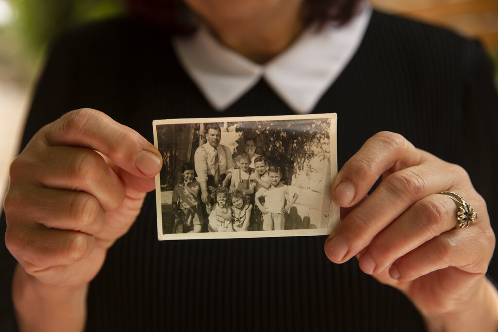 Παλαιστίνια με φωτογραφία της οικογένειά της όταν ήρθαν στο σπίτι τους στη γειτονιά Σεΐχ Τζαρρά, το 1957