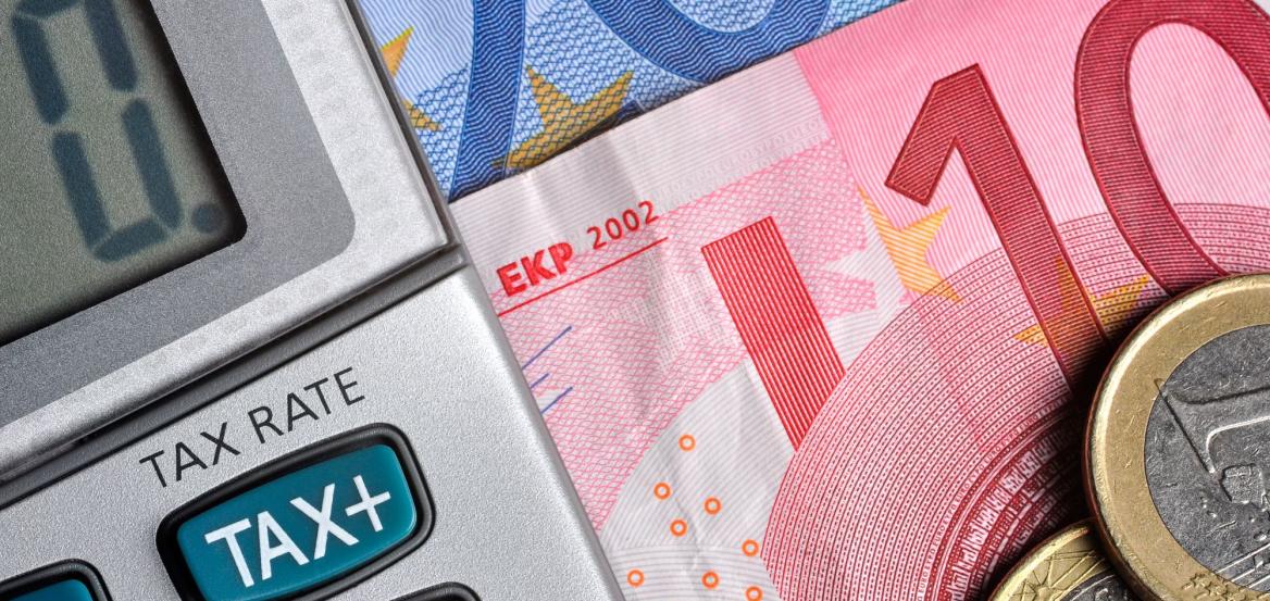 Προϋπολογισμός: ΦΠΑ και φόροι εισοδήματος στήριξαν τα έσοδα στο πεντάμηνο