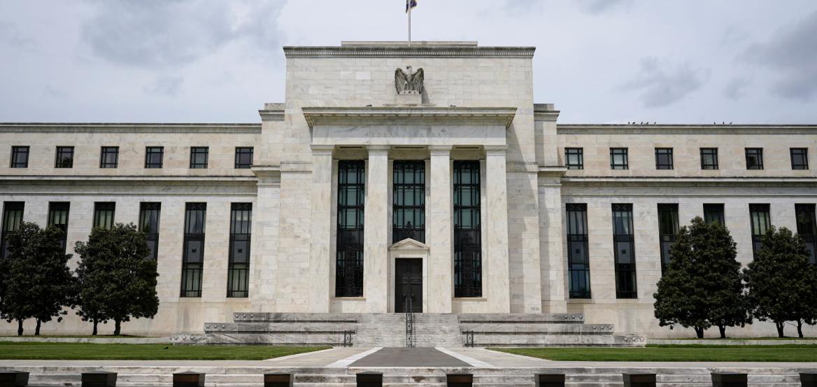 Μπεζ Βίβλος (Fed): Σταθερή η απασχόληση, ανησυχίες για πληθωρισμό λόγω Μέσης Ανατολής