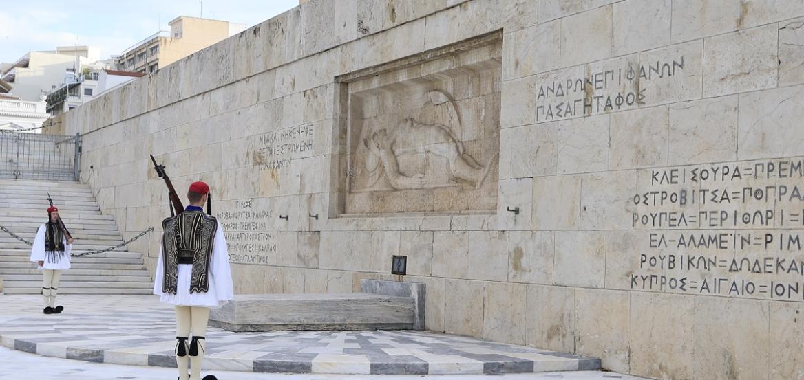 Πόλεμος ανακοινώσεων ΥΠΕΘΑ - Δούκα για το Μνημείο του Αγνώστου Στρατιώτη