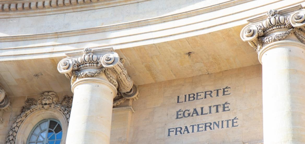 Η παράλυση στο Παρίσι αλλάζει τις ισορροπίες στην Ευρώπη