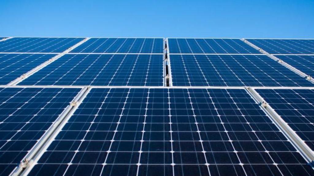 Φωτοβολταϊκά: Σπάνε τα κοντέρ οι επενδύσεις - «Αντίτιμο» η απώλεια 17% των εσόδων