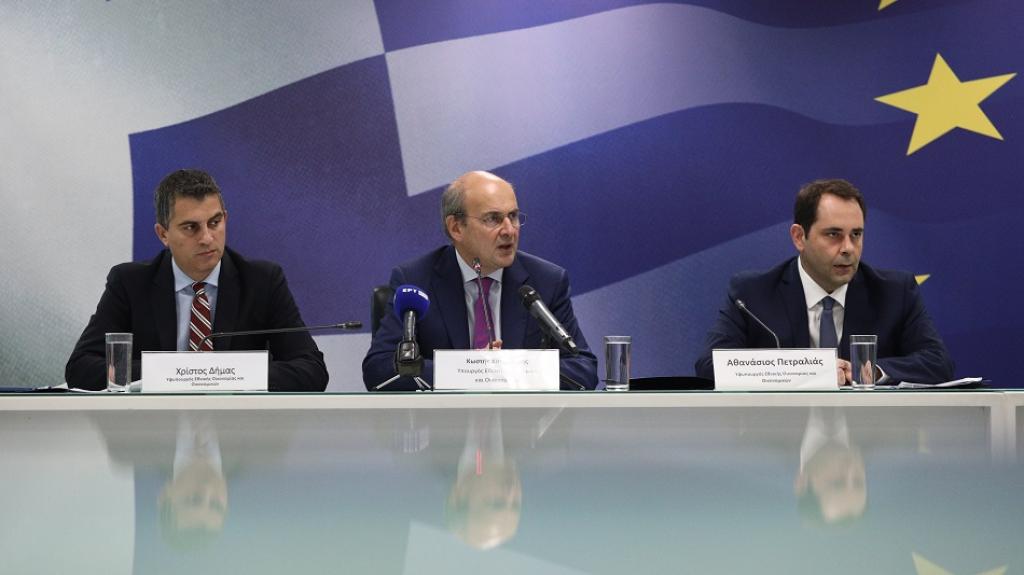 Χατζηδάκης: 12 νέες αυξήσεις αποδοχών και 12 μειώσεις φόρων 1,45 δισ. ευρώ