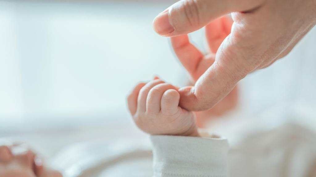Δημογραφικό: Γιατί η Ελλάδα είναι στο «κόκκινο» - Τι θα ανακοινώσει ο Μητσοτάκης στη ΔΕΘ