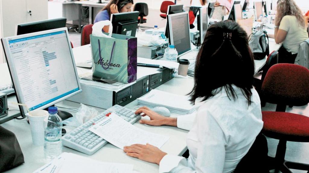 Δημόσιο: Πόσο αυξάνονται οι μισθοί όλων των υπαλλήλων το 2025 - Γιατί συνδέονται με τον κατώτατο