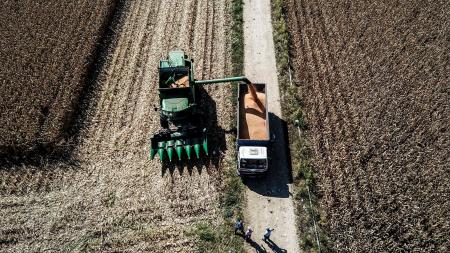 Ποιος αγοράζει τα χωράφια μας;