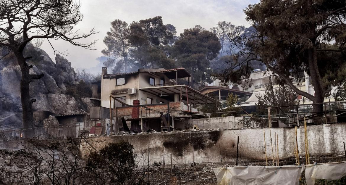 Πυρκαγιά στο Σχίνο: Σε πλήρη εξέλιξη με πολλές εστίες - Προβλέπεται δύσκολη νύχτα με ισχυρούς ανέμους (pics)