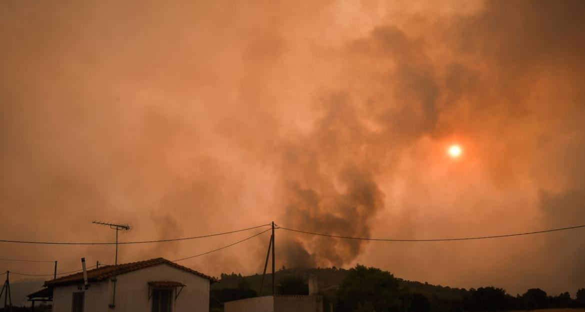 Βίλια: Στο όρος Πατέρας, προς το Πεδίο Βολής Μεγάρων, το μεγάλο μέτωπο - Δεν κινδυνεύουν οικισμοί