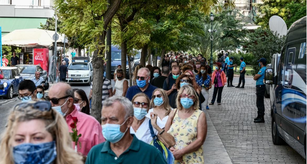 Πλήθος κόσμου στη Μητρόπολη αποχαιρετούν τον Μίκη Θεοδωράκη - Μέχρι τις 14:00 το λαϊκό προσκύνημα (pics)