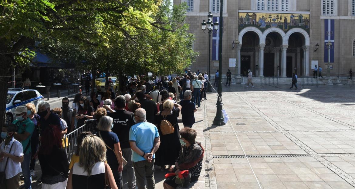 Πλήθος κόσμου στη Μητρόπολη αποχαιρετούν τον Μίκη Θεοδωράκη - Μέχρι τις 14:00 το λαϊκό προσκύνημα (pics)