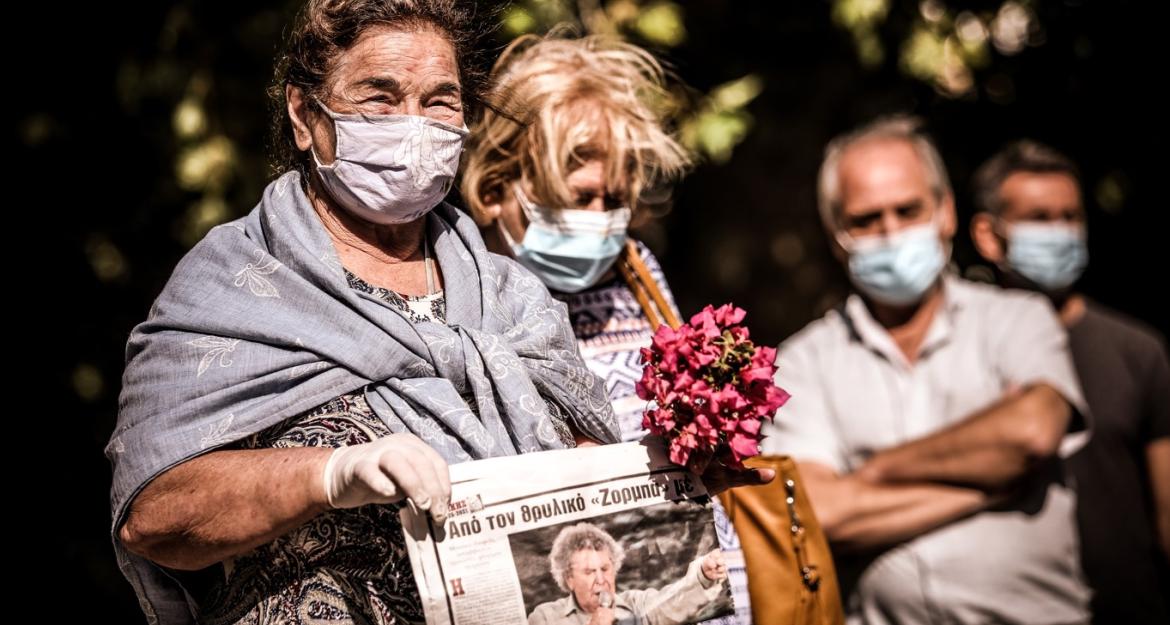 Πλήθος κόσμου στη Μητρόπολη αποχαιρετούν τον Μίκη Θεοδωράκη - Μέχρι τις 14:00 το λαϊκό προσκύνημα (pics)