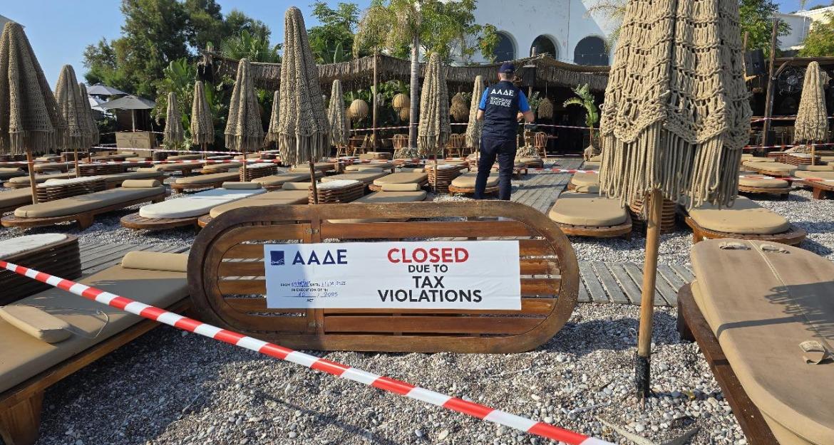 ΑΑΔΕ: Λουκέτο και πρόστιμο 10.500 ευρώ σε γνωστό beach restaurant στη Ρόδο