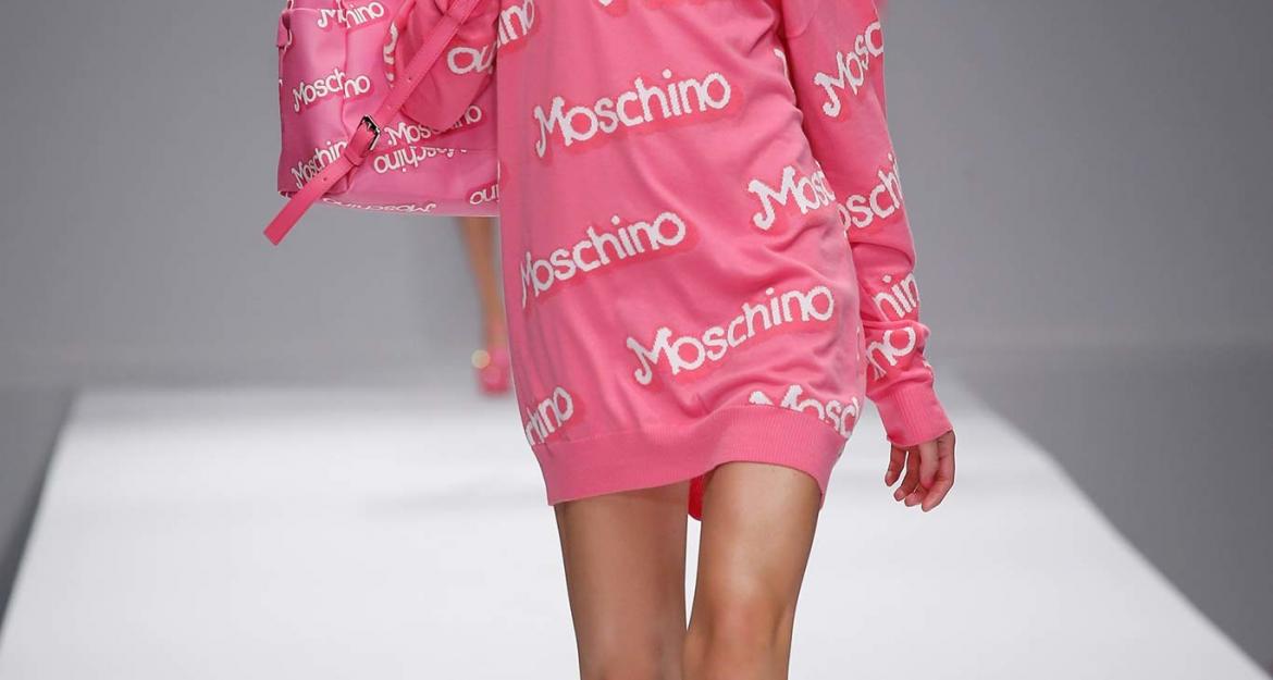 Η Moschino ντύνει μικρές και μεγάλες Barbie
