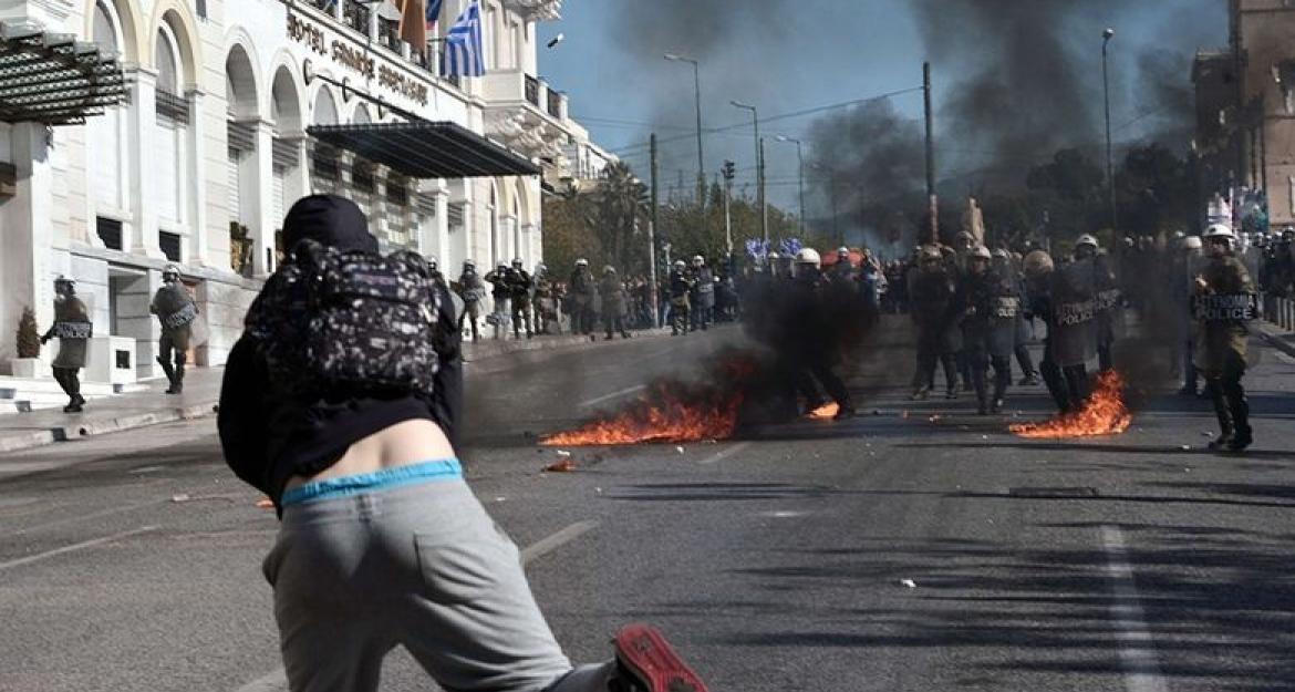 Φωτορεπορτάζ: Πορεία κι επεισόδια στο κέντρο της Αθήνας