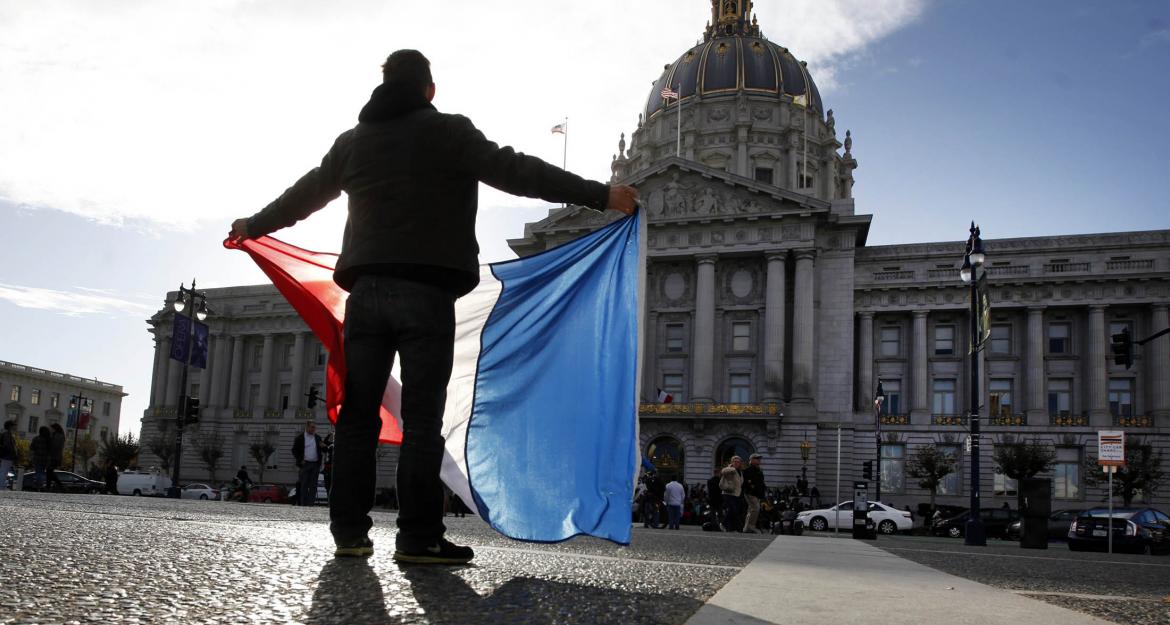Eικόνες συμπαράστασης για το ματωμένο Παρίσι