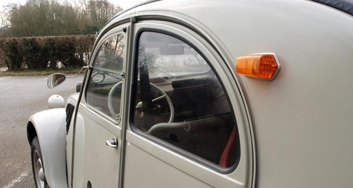 Πέρασε τη Σαχάρα με ένα Citroen 2CV! (pics)