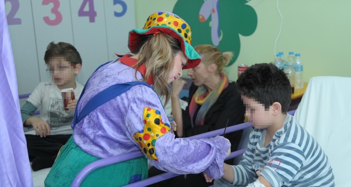 Αποκριάτικες εκπλήξεις και δώρα από τον ΟΠΑΠ στα παιδιά των δύο παιδιατρικών νοσοκομείων