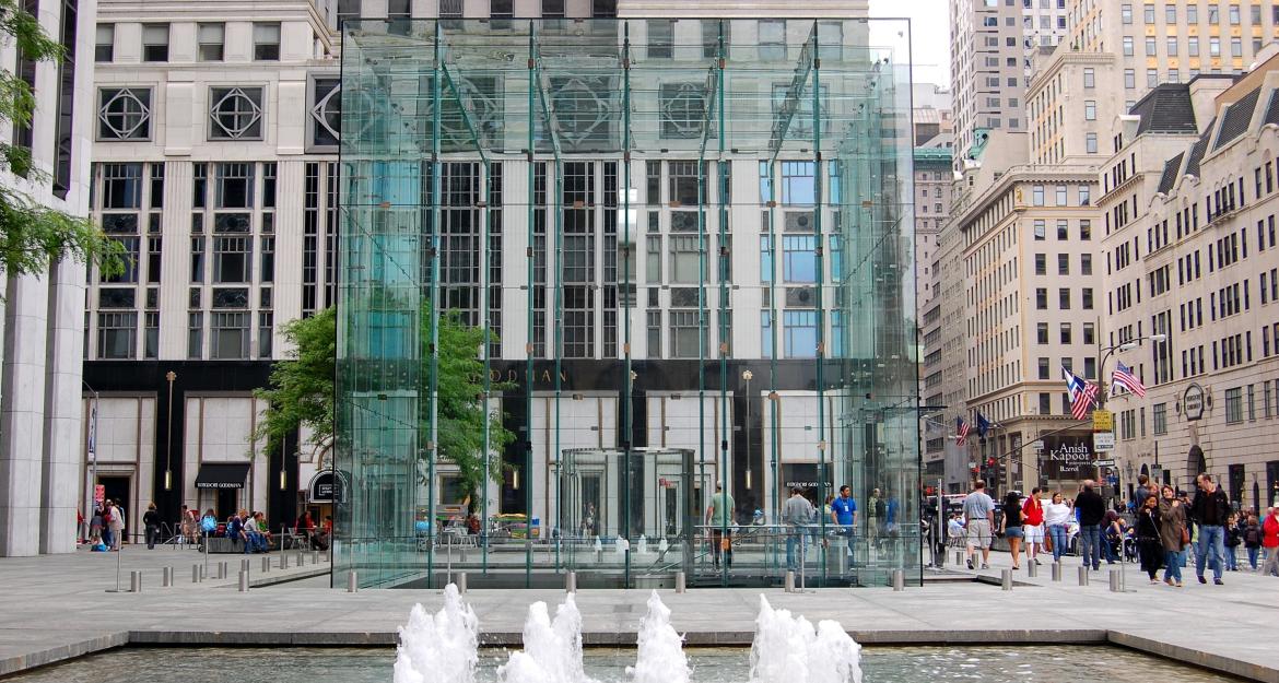 Φεύγει ο «κύβος» της Apple από το Μανχάταν (pics)