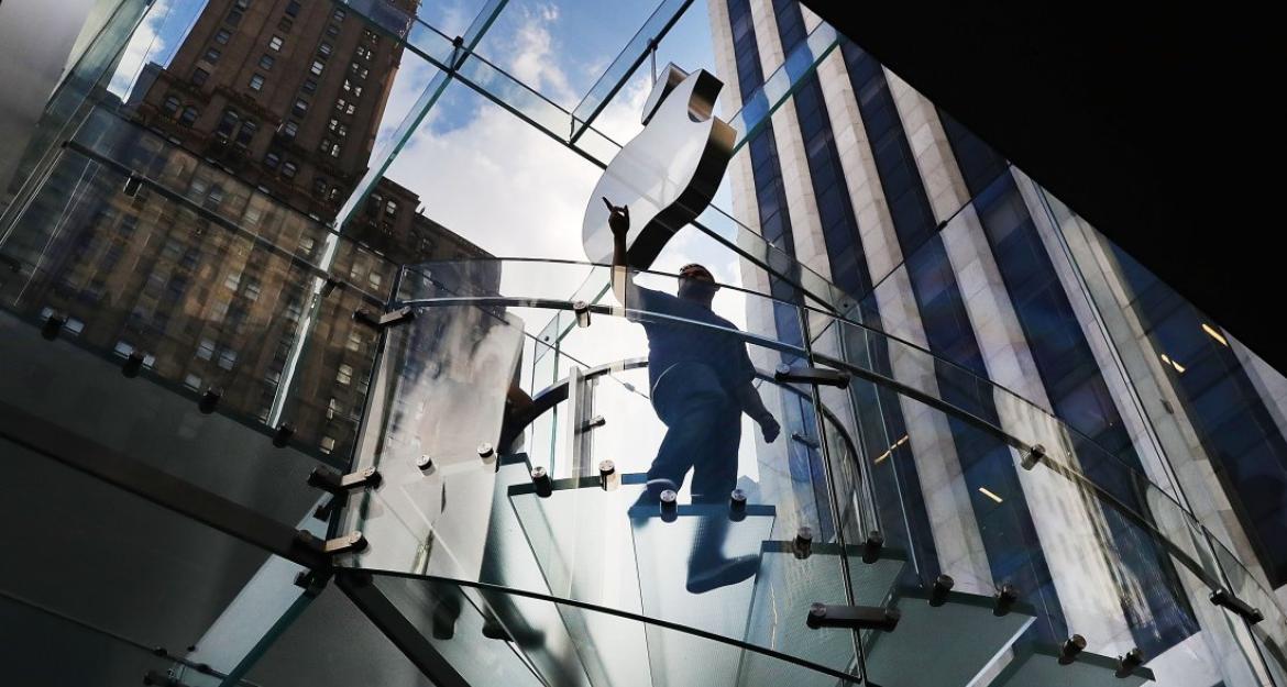 Φεύγει ο «κύβος» της Apple από το Μανχάταν (pics)
