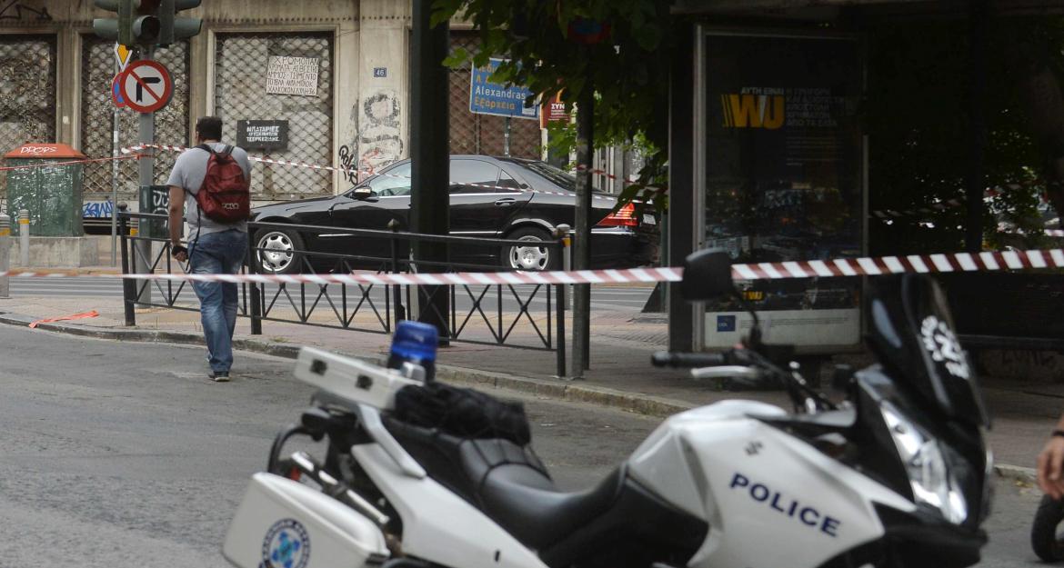 Έκρηξη στο αυτοκίνητο του Λουκά Παπαδήμου - Σταθερή η κατάσταση της υγείας του (pics)
