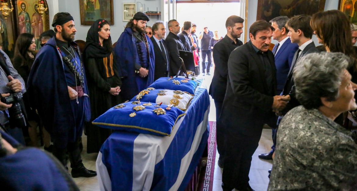 Στην κρητική γη αναπαύεται ο Κωνσταντίνος Μητσοτάκης (pics)
