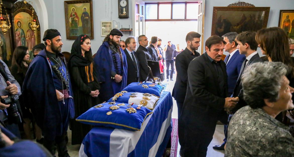 Στην κρητική γη αναπαύεται ο Κωνσταντίνος Μητσοτάκης (pics)