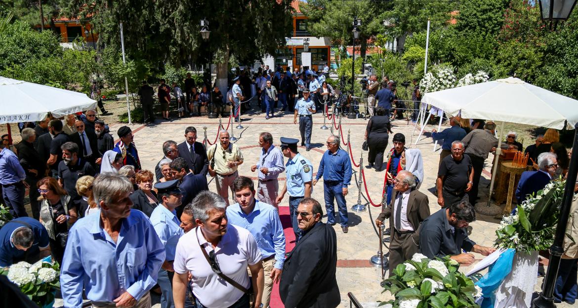 Στην κρητική γη αναπαύεται ο Κωνσταντίνος Μητσοτάκης (pics)