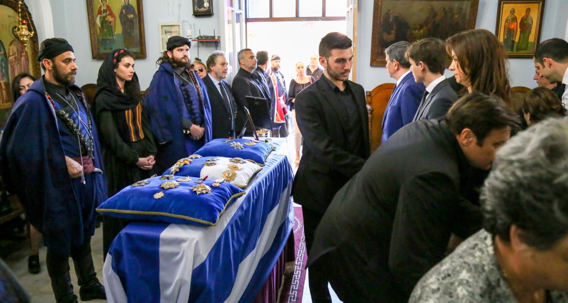 Στην κρητική γη αναπαύεται ο Κωνσταντίνος Μητσοτάκης (pics)