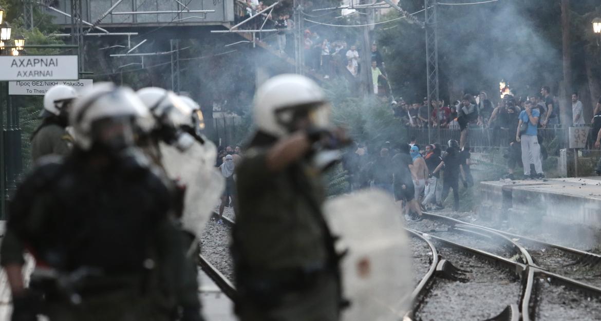 Επεισόδια στο Μενίδι - Μολότοφ και πετροπόλεμος (pics)