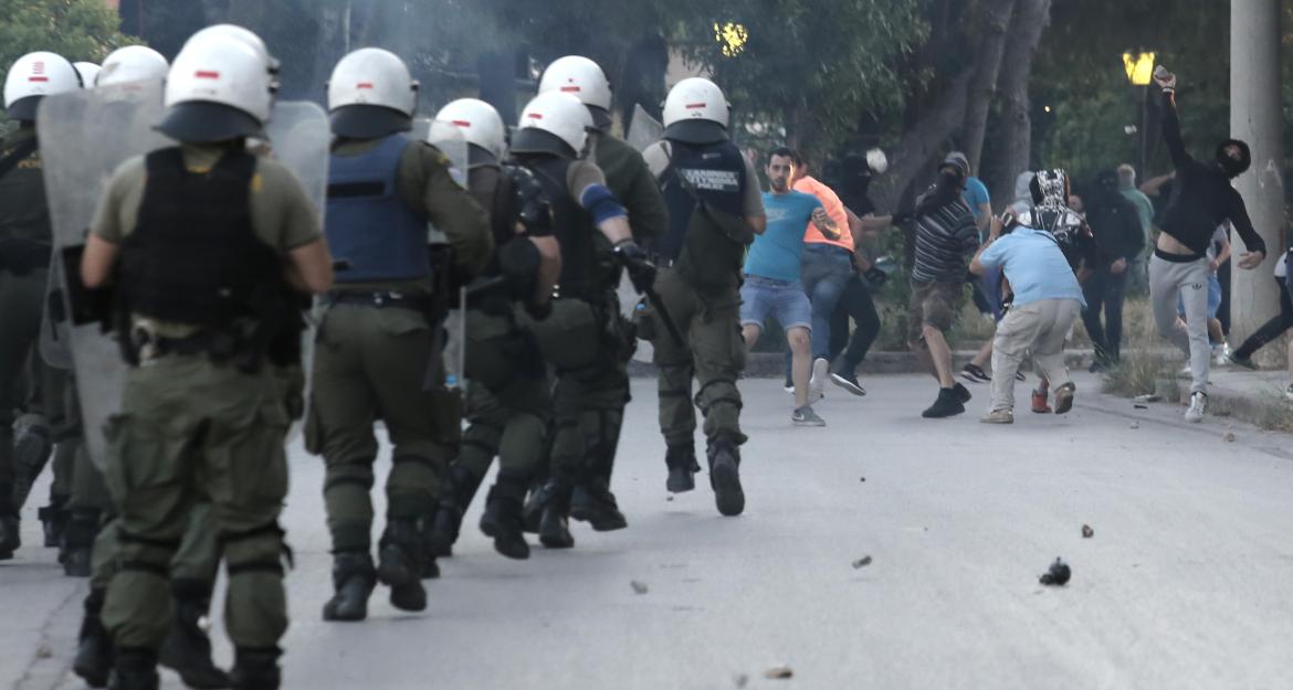 Επεισόδια στο Μενίδι - Μολότοφ και πετροπόλεμος (pics)