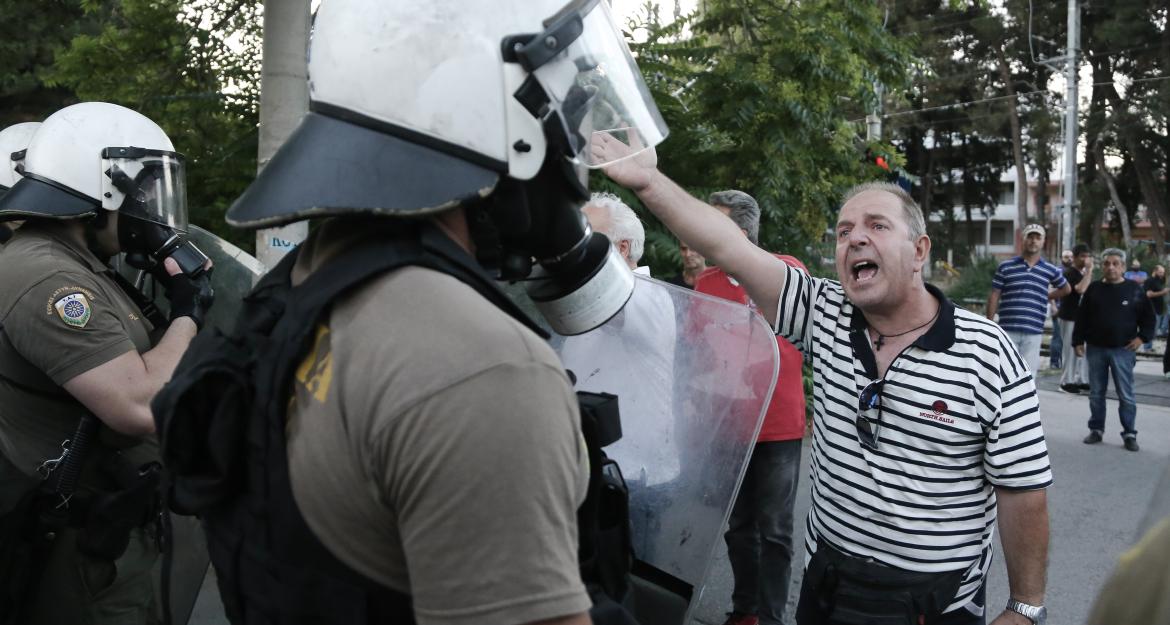 Επεισόδια στο Μενίδι - Μολότοφ και πετροπόλεμος (pics)