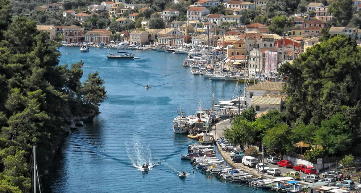 Πώς να κάνετε χολιγουντιανές διακοπές στα ελληνικά νησιά