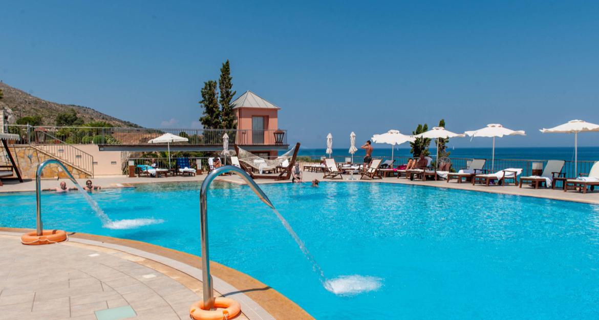 Τα 10 ελληνικά ξενοδοχεία που προτιμούν οι τουρίστες (pics)