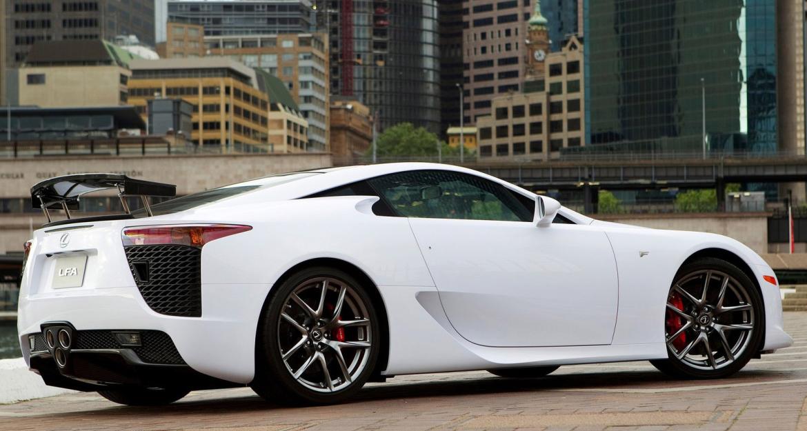 Γιατί οι αντιπρόσωποι κρατούν 12 απούλητα Lexus LFA;
