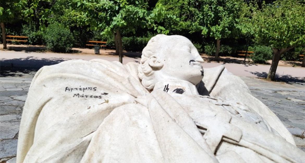 Βεβήλωσαν το άγαλμα του Υψηλάντη στο Πεδίο του Άρεως