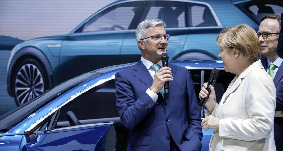 Με μαστίγιο και καρότο η Μέρκελ στη Φρανκφούρτη