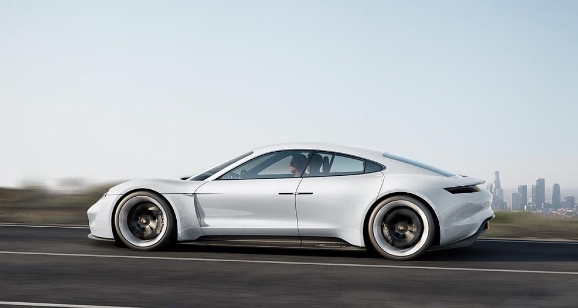 Το 2019 θα δούμε την ηλεκτρική Porsche (pics & vid)