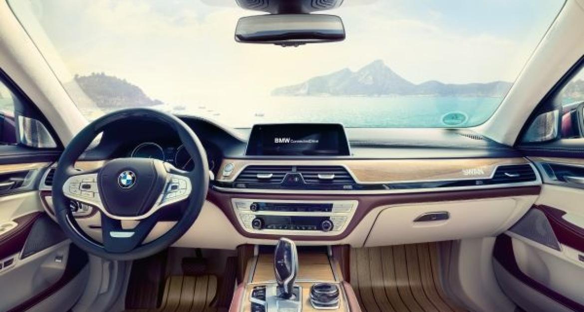 BMW M760Li: Κορυφαία πολυτέλεια βγαλμένη από τη... θάλασσα