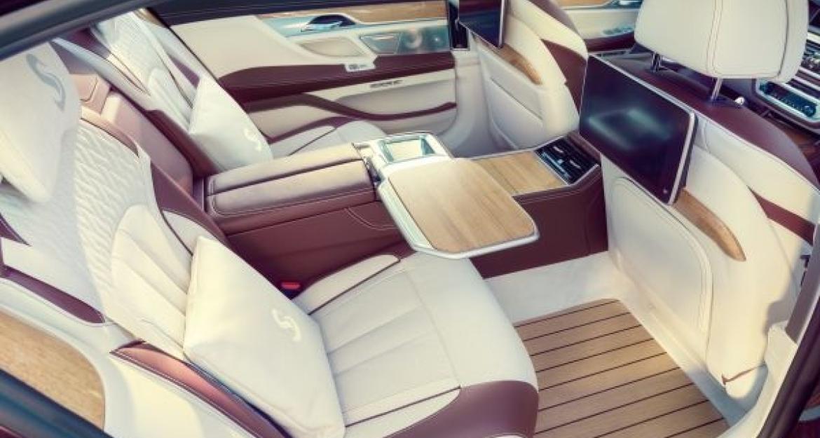 BMW M760Li: Κορυφαία πολυτέλεια βγαλμένη από τη... θάλασσα