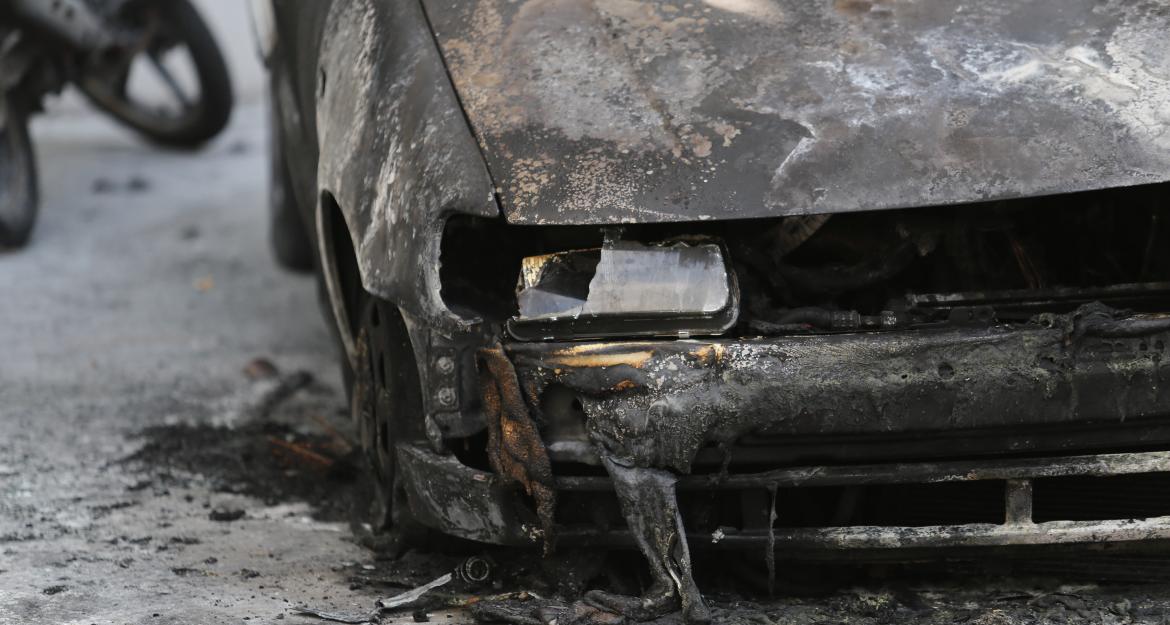 Επίθεση με μολότοφ στο Αστυνομικό Τμήμα Πεύκης (pics)