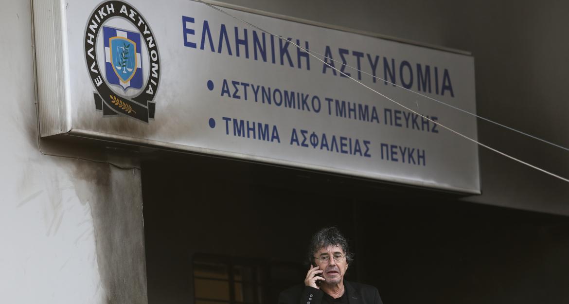 Επίθεση με μολότοφ στο Αστυνομικό Τμήμα Πεύκης (pics)