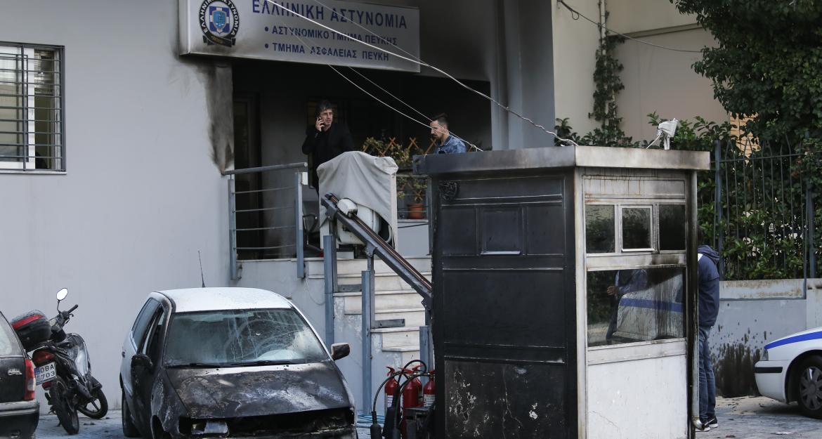 Επίθεση με μολότοφ στο Αστυνομικό Τμήμα Πεύκης (pics)