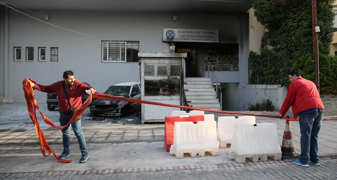 Επίθεση με μολότοφ στο Αστυνομικό Τμήμα Πεύκης (pics)
